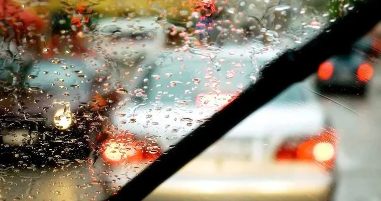 Consejos prácticos para conducir con seguridad en la lluvia y el viento: lo que todos necesitamos saber