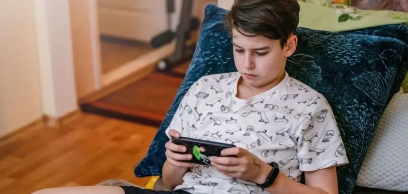 El debate sobre los teléfonos inteligentes en manos de niños: lo que dicen los expertos