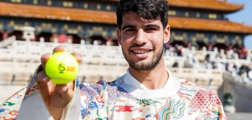 Carlos Alcaraz arrasa en su debut en el Abierto de China: un vistazo al futuro del tenis español