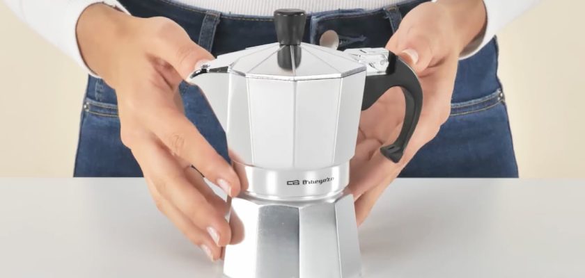 La cafetera italiana Orbegozo KF 900: un clásico para disfrutar del café en casa