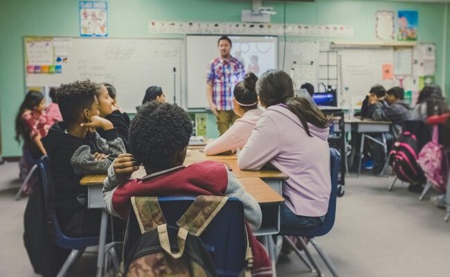 Nueva ley en Italia propone evaluar el comportamiento estudiantil: un cambio polémico que divide opiniones