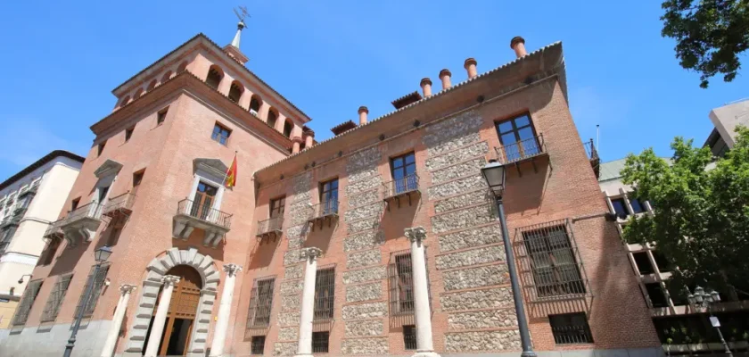 Descubriendo misterios: el fantasma de la Casa de las Siete Chimeneas y su impacto cultural en Madrid