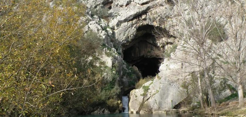 Las maravillas naturales de andalucía: descubre la cueva del gato y más