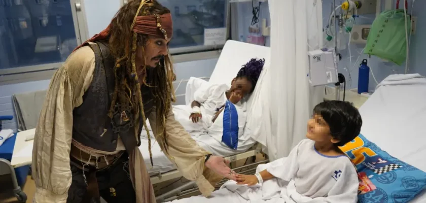 Johnny Depp se convierte en Jack Sparrow para llevar alegría a los niños hospitalizados en San Sebastián