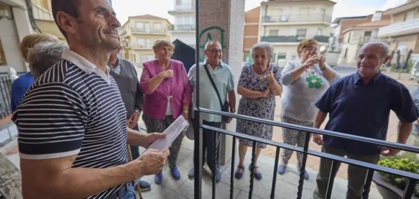 El surrealista dilema de las campanas: ¿Tradición o descanso en Aldeanueva San Bartolomé?