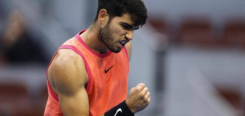 Carlos Alcaraz se acerca a la final del ATP 500 de Pekín tras deslumbrar en la pista