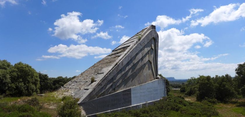 La controvertida historia del águila imperial de Bricia: un monumento en la mira de la memoria democrática