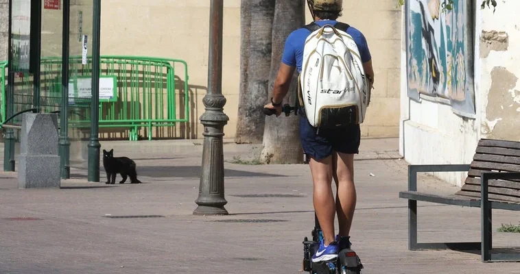 Madrid acaba con los patinetes y bicicletas de alquiler: ¿una medida necesaria o un retroceso en la movilidad sostenible?