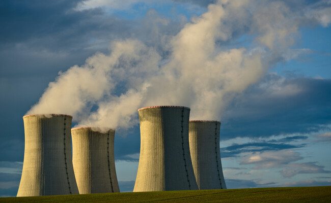 La energía nuclear en la era de la inteligencia artificial: ¿una solución insostenible para Amazon, Google y Microsoft?