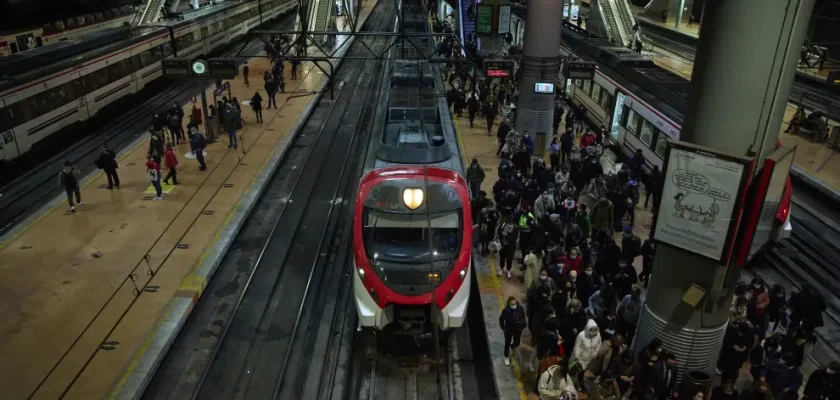 La crisis ferroviaria en Madrid: cómo un día cualquiera puede convertirse en una pesadilla en la estación de Atocha