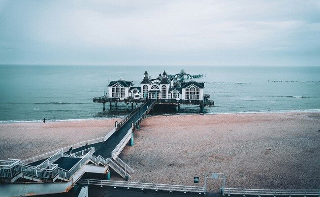 El aumento del nivel del mar y su impacto en el valor de las propiedades costeras: ¿estás pensando en comprar una mansión junto al mar?