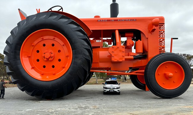 El histórico tractor gigante en Australia: un homenaje a la agricultura y un destino turístico inesperado