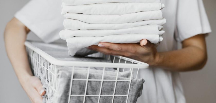 ¿Cómo deshacerte de las manchas amarillentas en la ropa blanca? Trucos efectivos y consejos de expertos