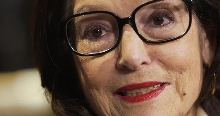 La emblemática trayectoria de Nana Mouskouri: un legado musical imborrable tras su adiós