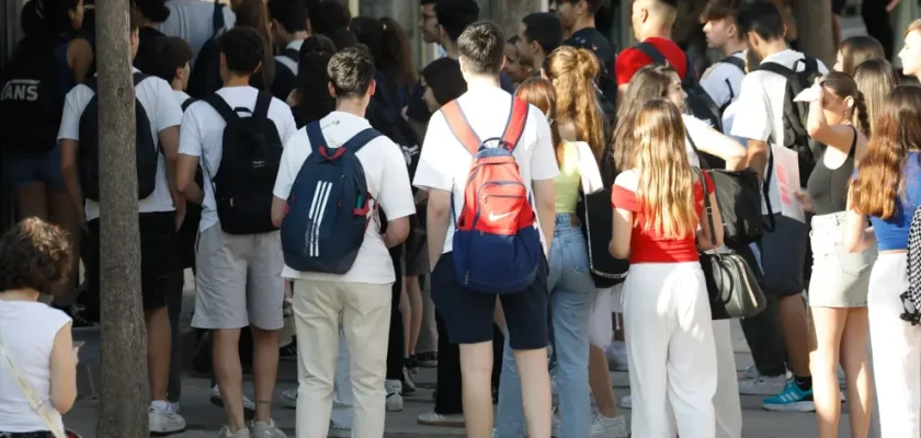 Miles de estudiantes de bachillerato exigen claridad sobre los nuevos exámenes de la PAU