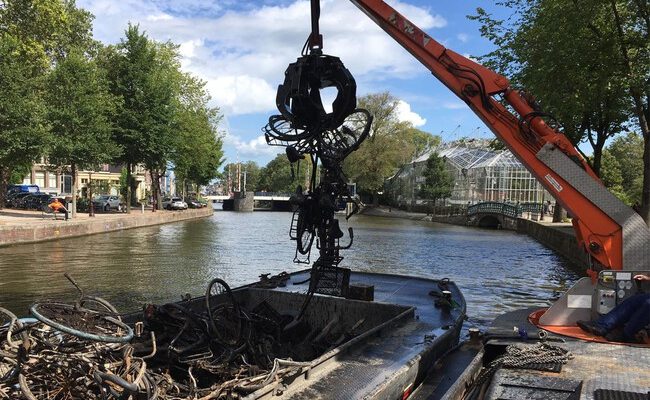 La curiosa pesca de bicicletas en Ámsterdam: un fenómeno sorprendente y sostenible