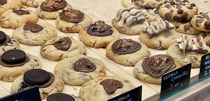 Demasié llega a Madrid: el fenómeno de los cinnamon rolls y galletas que conquista corazones