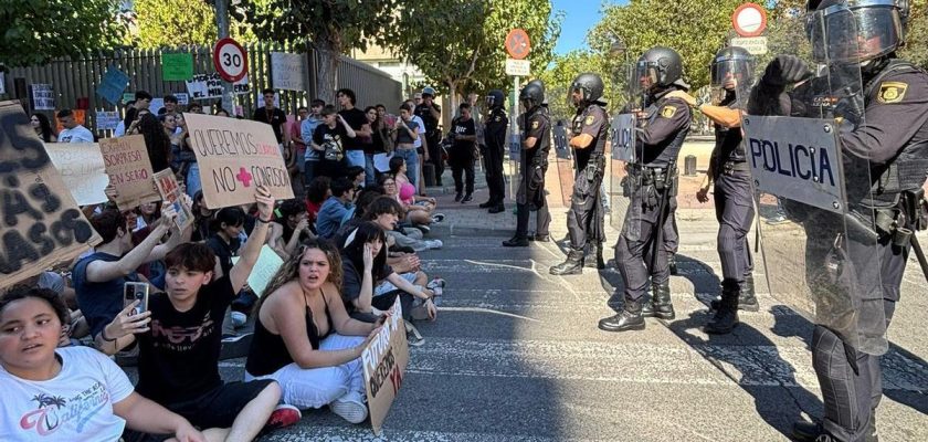 La crisis de la EBAU en Murcia: entre protestas, policías y un futuro incierto