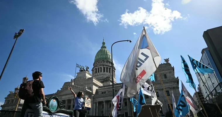 La batalla por la educación en argentina: un cuento de recortes, protestas y esperanzas