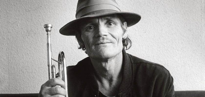 La conexión melancólica entre Chet Baker y el otoño: una reflexión sobre música, memoria y vulnerabilidad