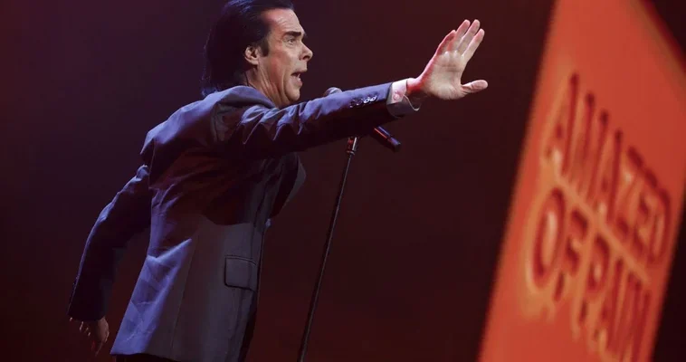 La transformación de Nick Cave: un viaje de dolor a la esperanza en el escenario