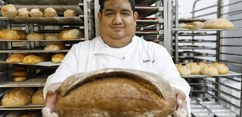 El arte de hacer pan: la historia inspiradora de John Torres, el panadero de los Michelin