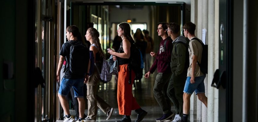 La dualidad laboral y académica en la educación moderna: el caso de abril gregori y su vida como estudiante-trabajador