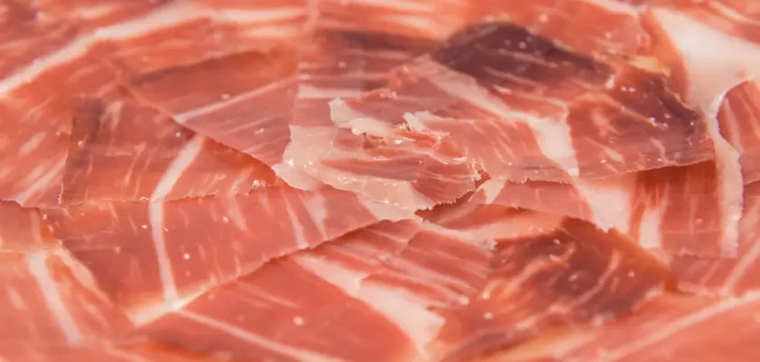 El jamón curado: ¿qué significan esos puntitos blancos y por qué no debes preocuparte?