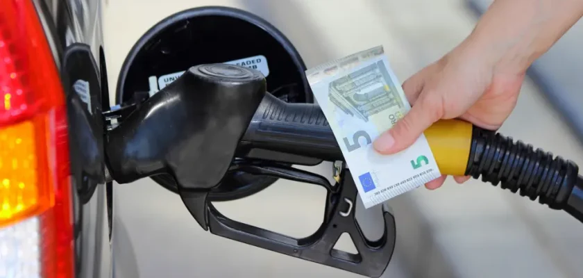 El timo de los cinco euros: lo que debes saber para protegerte en las gasolineras