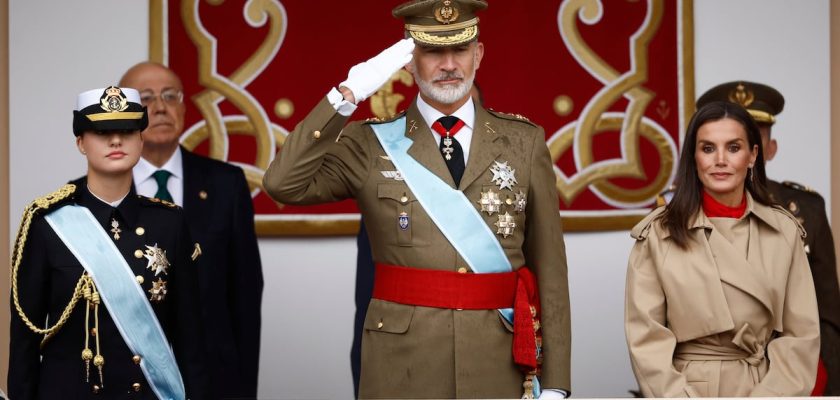 Aplausos y agua: el desfile del 12 de octubre en Madrid bajo la tormenta