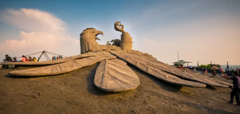 La asombrosa grandeza de las estatuas en India: Jatayu y la Estatua de la Unión