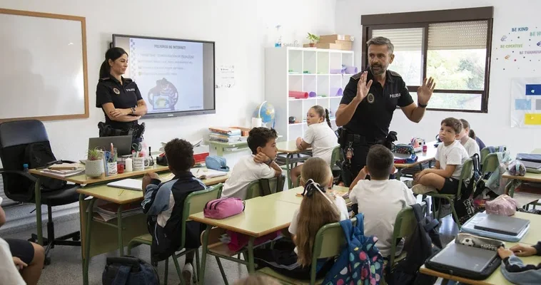 La crucial labor de los agentes tutores: educando a los niños sobre los peligros de internet