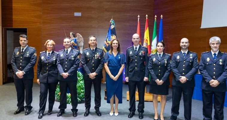 La emotiva ceremonia de entrega de la medalla al mérito policial en Dos Hermanas: un tributo a la dedicación y el sacrificio