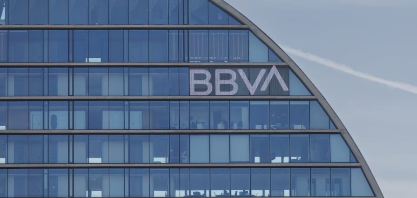 El emocionante juego del BBVA y el Banco Sabadell: ¿mejorará la oferta o quedará en un intento fallido?