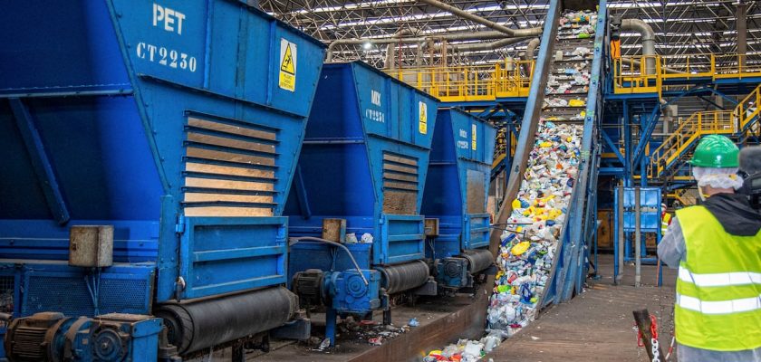 España se enfrenta a un reto ecológico: la sorprendente realidad del reciclaje de botellas de plástico