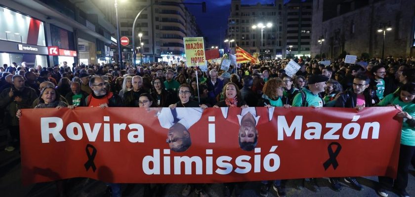 Protestas en València: La comunidad educativa exige responsabilidad tras la DANA