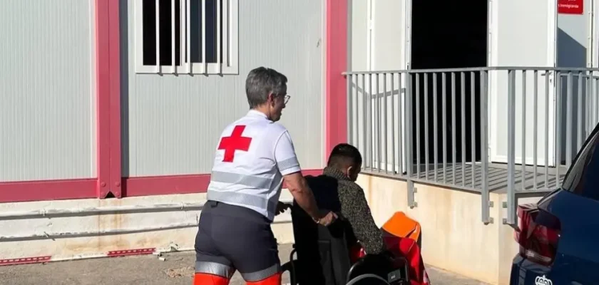 Salvamento Marítimo rescata a 73 migrantes en Alicante: una mirada a la realidad del fenómeno migratorio