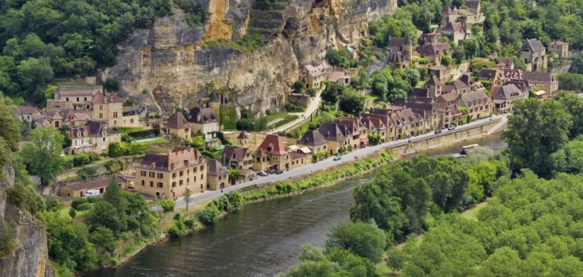 Descubre La Roque-Gageac: El Encanto Secreto del Valle del Dordoña en Francia