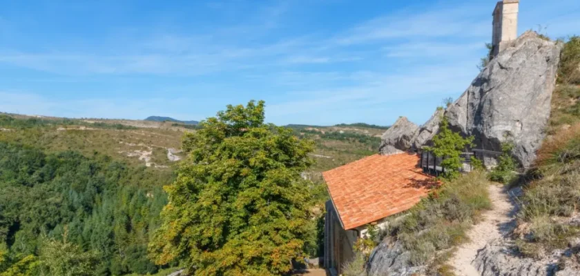 Descubriendo las ermitas ocultas de España: un viaje a través de la historia en cuevas y montañas