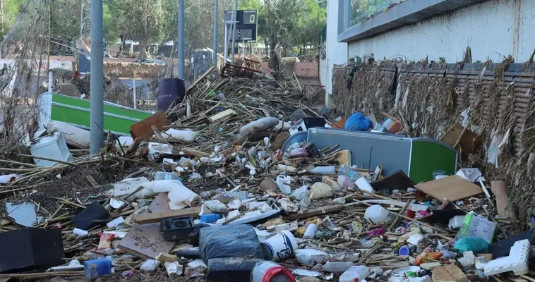 La reconstrucción del fútbol en Valencia: un esfuerzo colaborativo tras la devastación