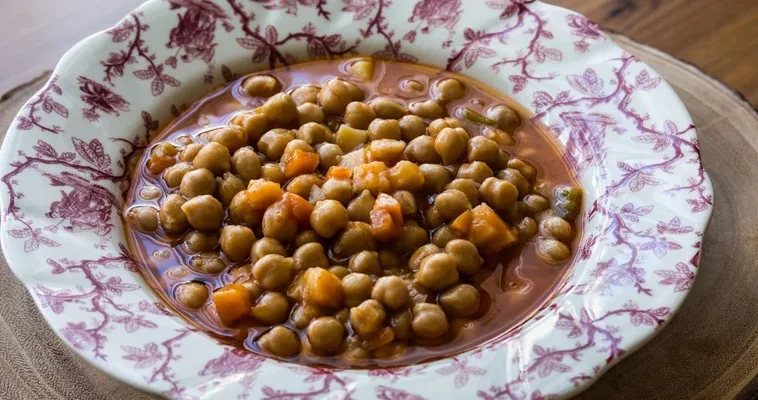 Guiso de garbanzos y verduras: la receta que te cambiará la vida en la cocina