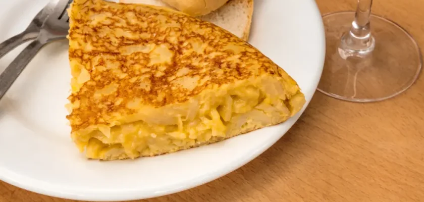 La revolución de la tortilla de patatas: descubre la receta gourmet de cebolla caramelizada y queso