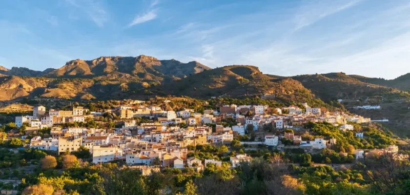 Escapadas rurales en Granada: descubre Los Guájares, un trío de tesoros ocultos