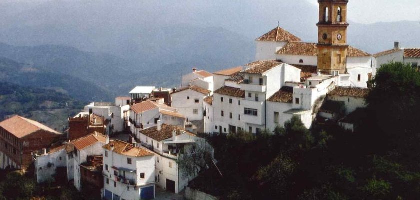 Descubriendo Cuevas del Becerro: la joya escondida de Málaga con fuentes y cascadas