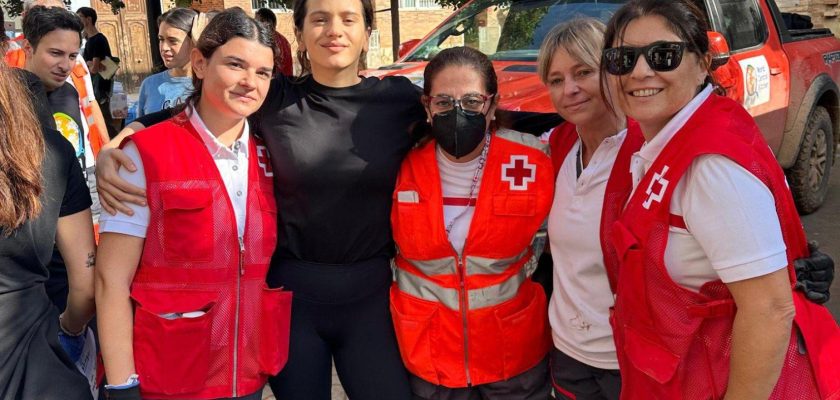 Solidaridad en acción: Rosalía se convierte en voluntaria tras la DANA en Valencia