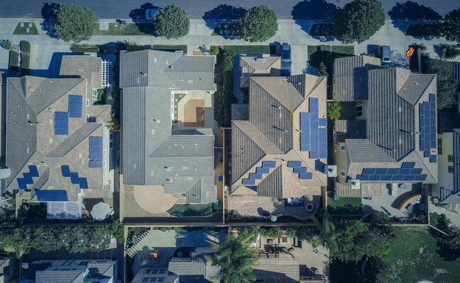 El dilema de la energía solar en California: ¿son los paneles solares los culpables del aumento de la tarifa eléctrica?