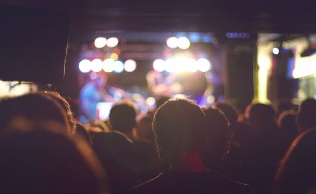 La polémica prohibición de teléfonos en conciertos: entre la experiencia y la nostalgia