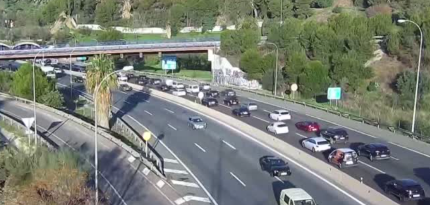 Retenciones y accidentes en Málaga: un inicio de semana complicado para conductores y familias