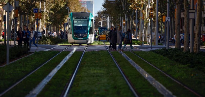 El nuevo tranvía de Barcelona: mejoras de transporte y la vida de los jubilados