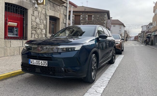 Opel Grandland: la nueva era de los SUV eléctricos y la competencia en el mercado automotriz